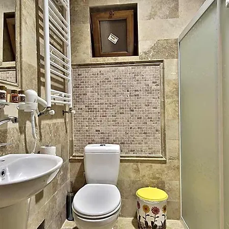 Relic House فندق